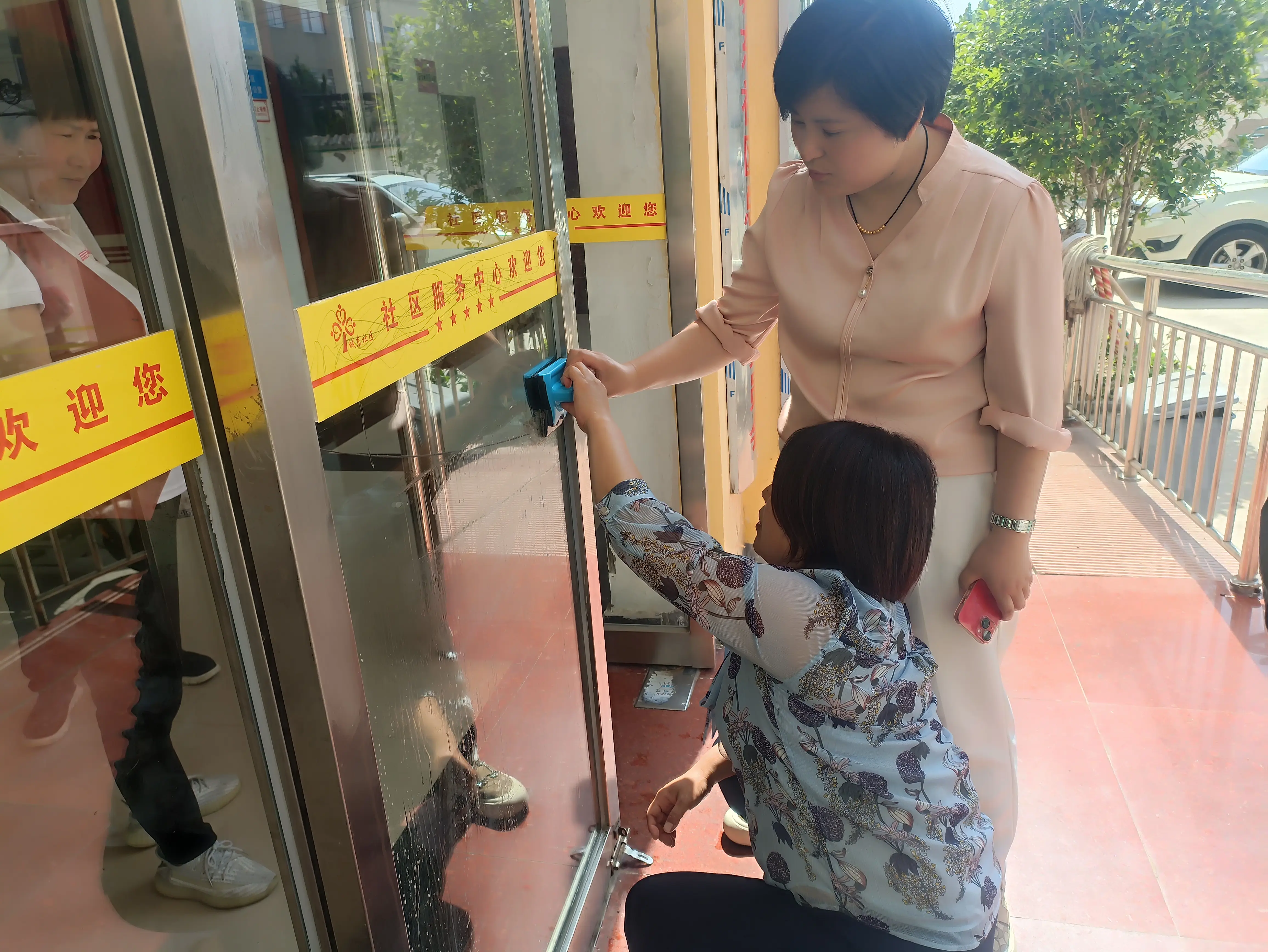 擦玻璃小妙招有哪些_擦玻璃的小妙方_生活小窍门怎么擦玻璃的